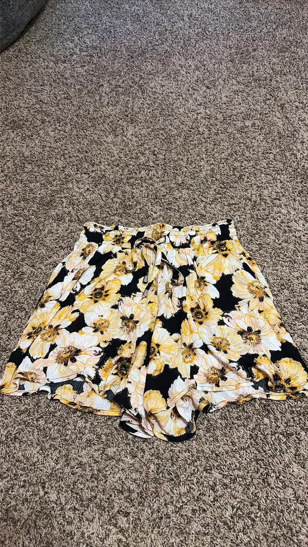 Maurice’s flowy church shorts - Image 2