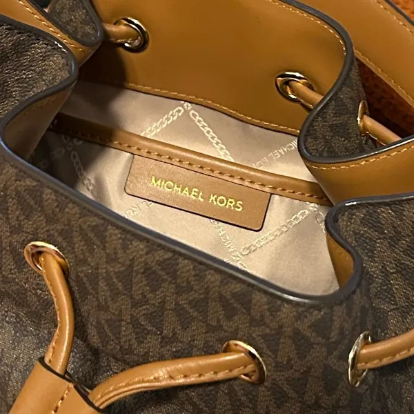 Michael Kors Devon Medium Logo Bucket
Bag - Image 9