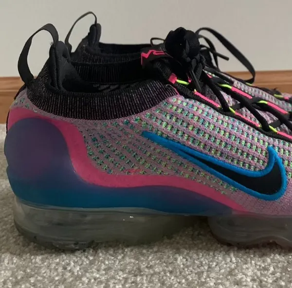 Nike Women’s  Air Vapormaxes 2022 - Image 7