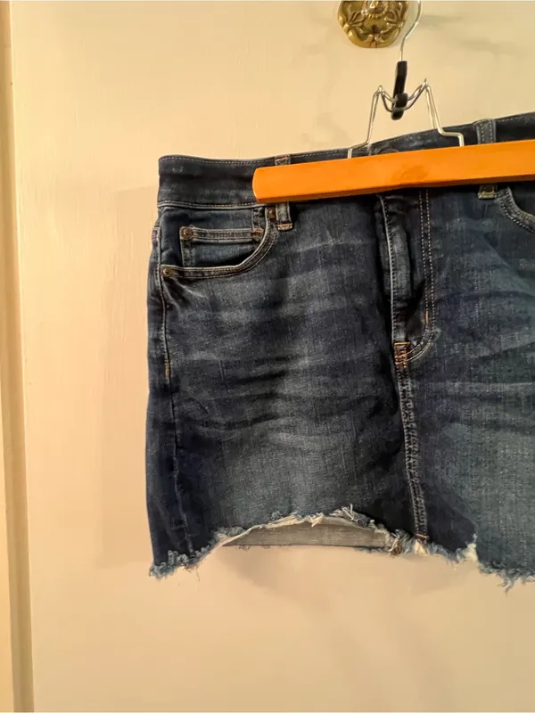 American Eagle Women’s Size 10 Hi-Rise Mini Skirt Denim Jean Cut‎ Off Dark Wash - Image 3