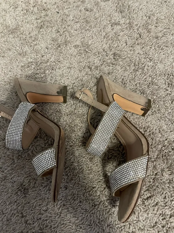 Heels Gold Size 6 - Image 3