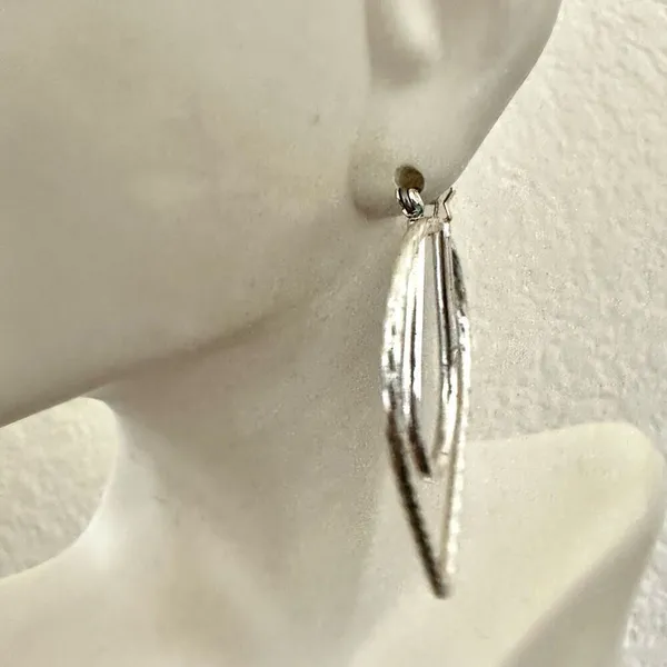 Silver tone cut out heart earrings - Image 5