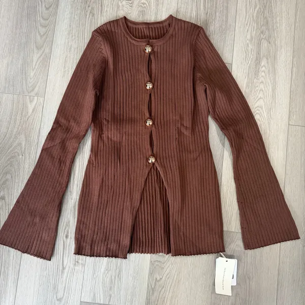 Commense Old Money Minimalist Golden Button Chocolate Brown Split Knit Top M - Image 2
