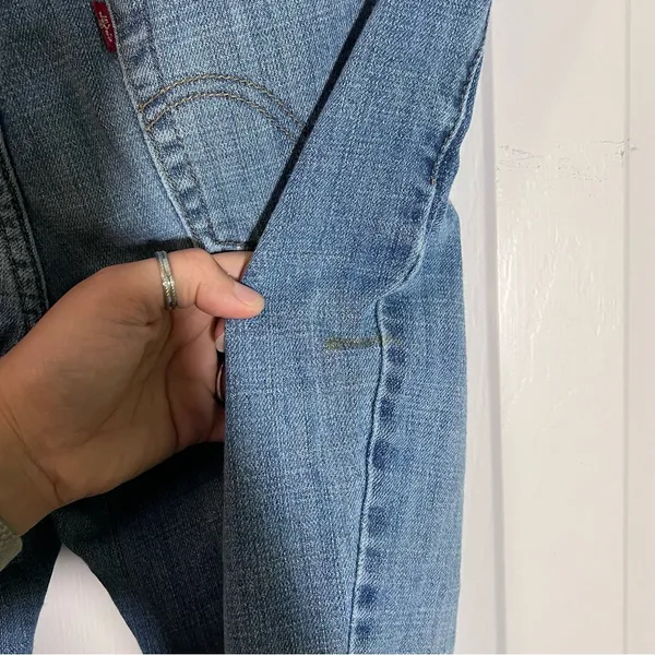 Women’s Levi jeans light wash - Image 4