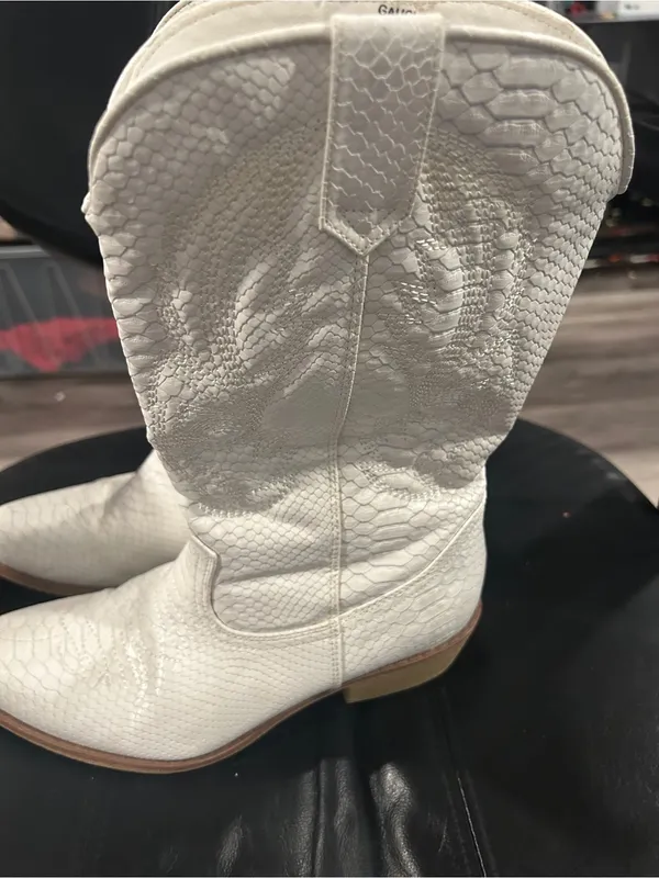 Coconuts by Matisse White Textured Western Heeled Boots see front for flaw - Image 12