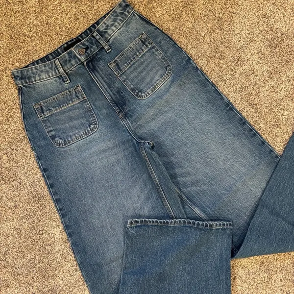 Free Assembly Women's High-Rise Wide-Leg Jeans with Patch Pockets - Image 3