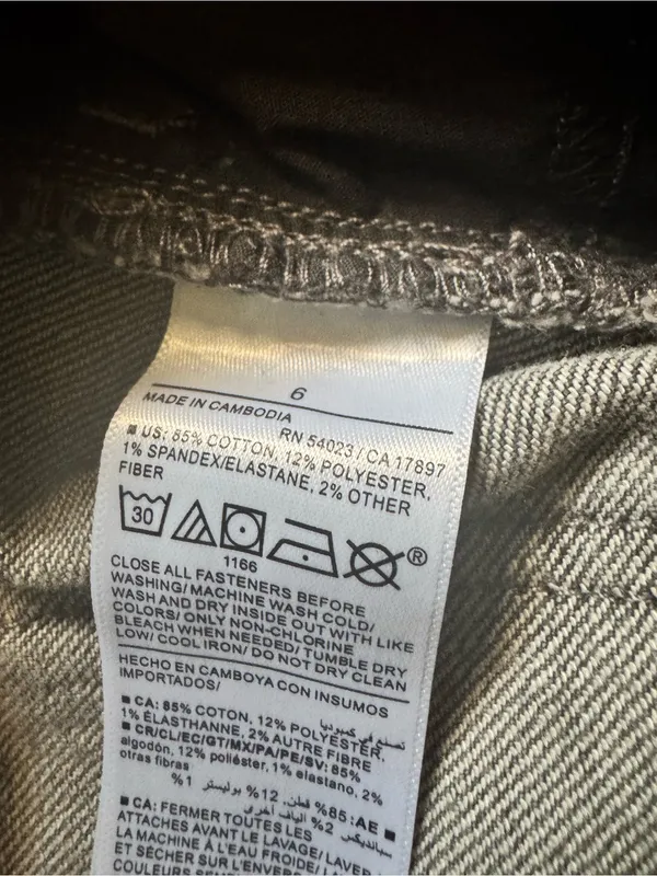 Old Navy Gray Mid-Rise Wow Boyfriend Jeans Size 6 - Image 7