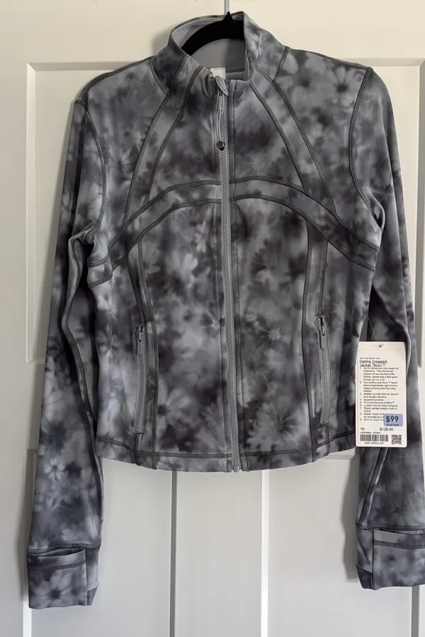 Lululemon Size 10 Define Cropped Nulu Jacket  - Image 2