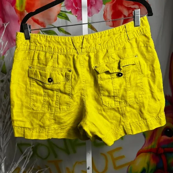 X149. Inc international Concepts- Yellow linen shorts with pockets and button - Image 3