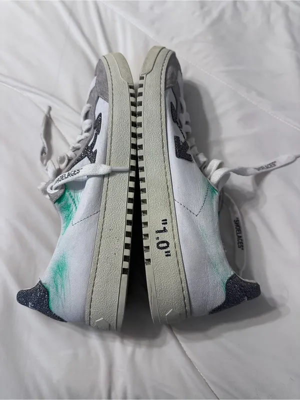 Off-White White & Gray Low-Top Sneakers w/ Silver Glitter Arrow Accent - Size 40 - Image 5