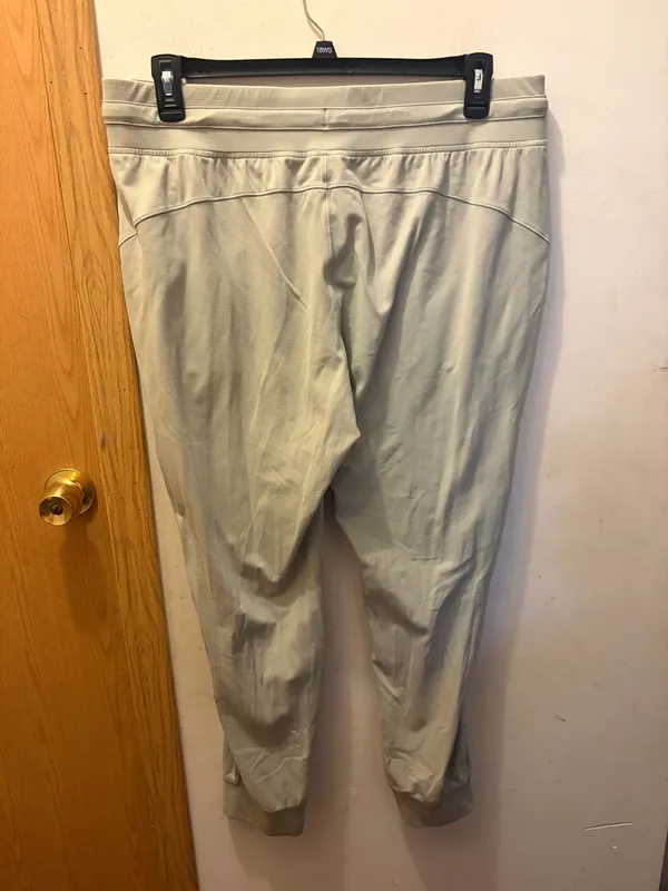 (16) Lululemon joggers  - Image 3