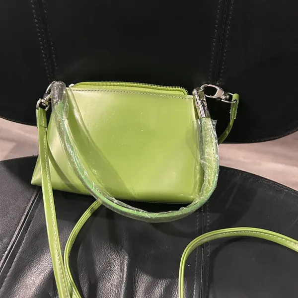 Beijo Vibrant Green Crossbody Bag - Image 5