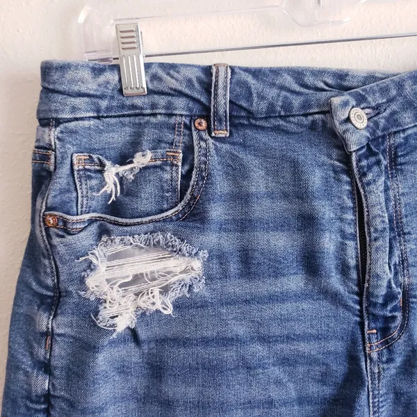 American Eagle Curvy Mom Short Distressed Denim Jean - Image 3