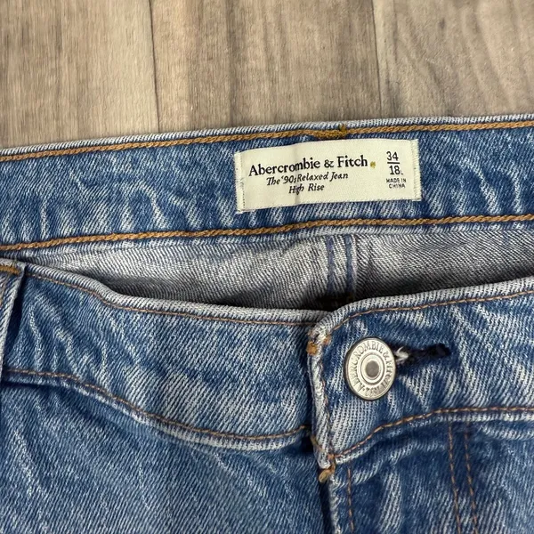 Abercrombie & Fitch 90s Relaxed High Rise Distressed Jeans 18L - Image 3