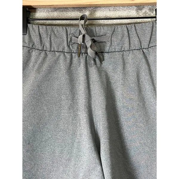 Lululemon On The Fly Short 2.5 Gray Size 6 Stretch Travel Running Athletic - Image 2