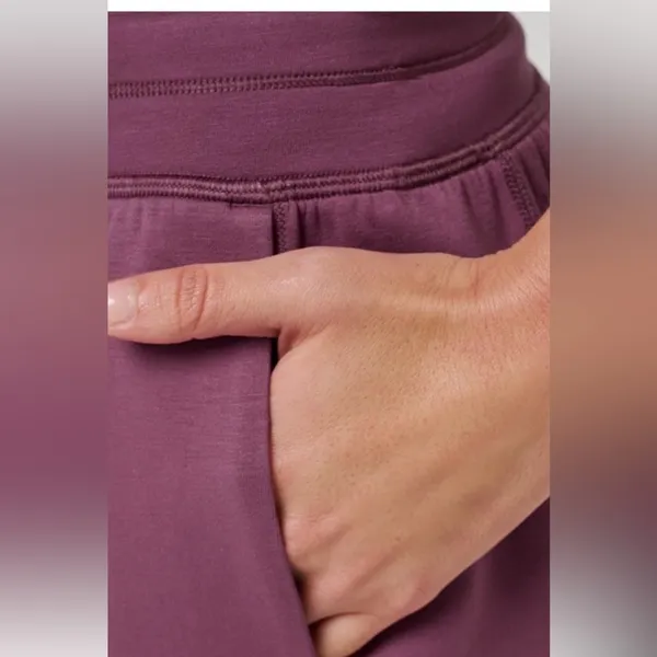 Travis Mathew Skylift Soft Tie Short W/Pockets Sz S in Damson GOLF Resortwear - Image 3