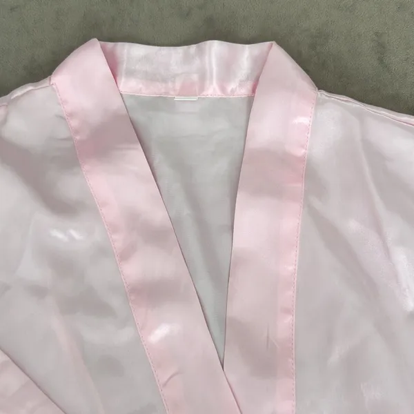 Silk robe with pockets. Belt included. Short sleeve. Color- pink. Size small - Image 2