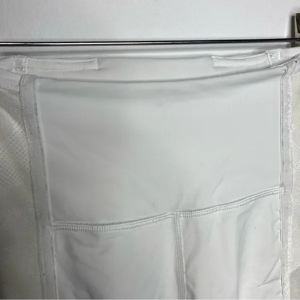 Lululemon white cropped leggings with mesh sides‎ size 2 - Image 3