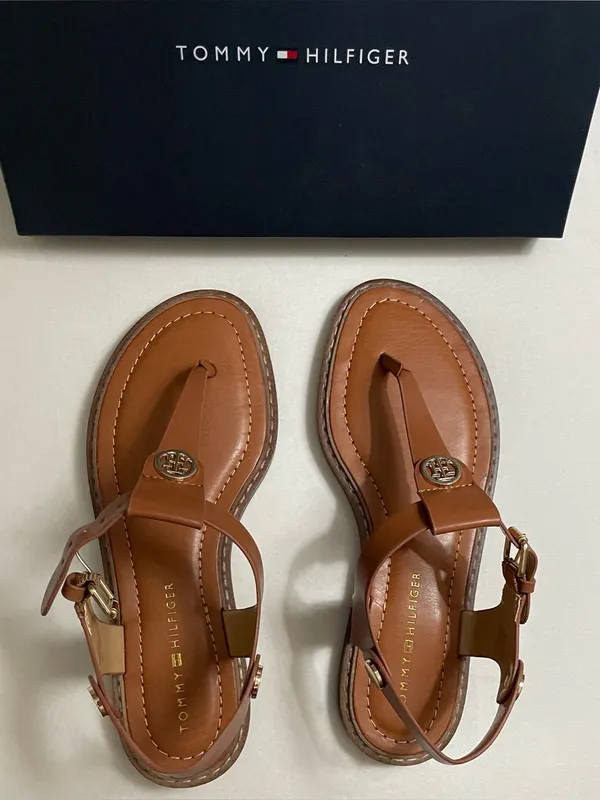Tommy Hilfiger NIB Bennia Flat Thong Brown T-Strap Logo Sandals Shoes Size 6.5 - Image 5