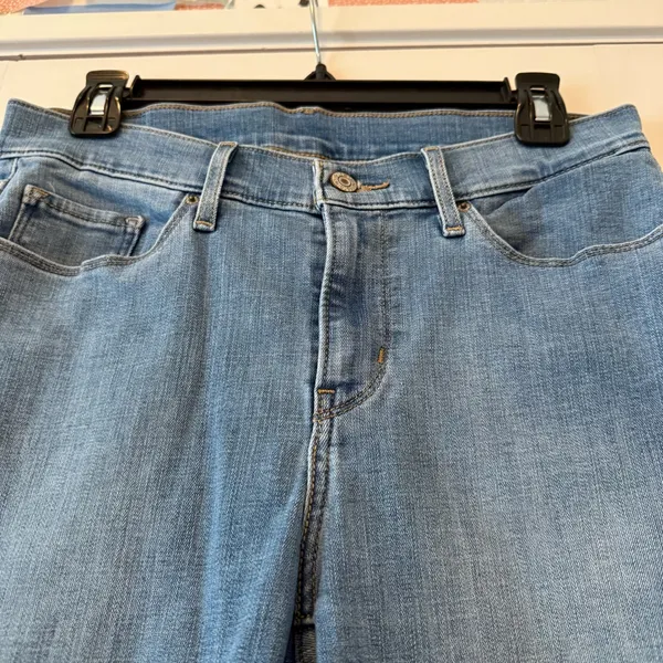 Levi’s Lightwash Bow Hem Jeans Size 6 or 28” - Image 6
