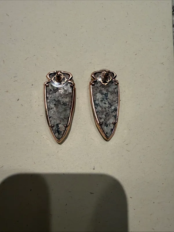 NWT RARE Kendra Scott Kathryn Arrowhead Earrings in gray granite and rose gold - Image 3