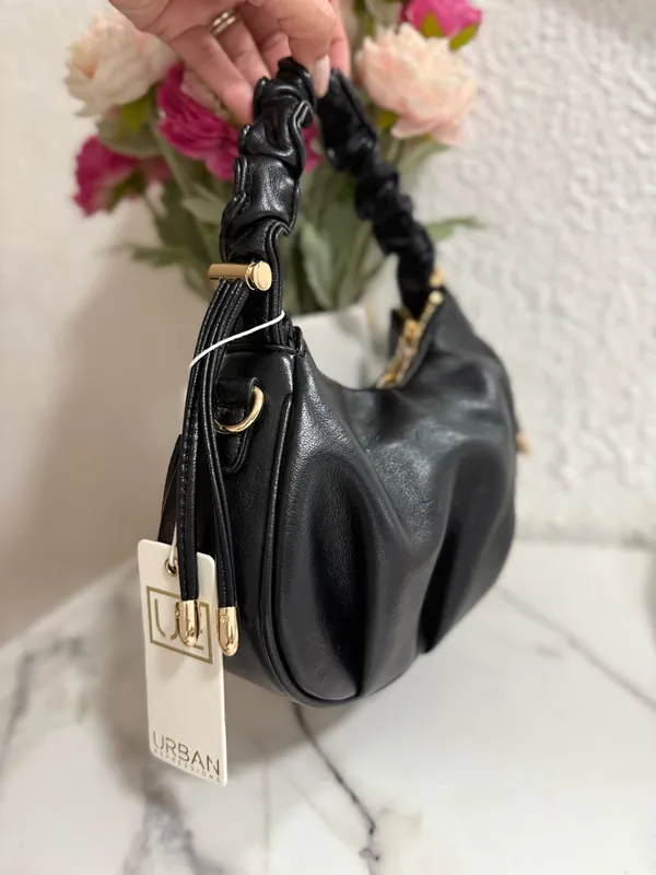 Urban Expressions Black Ruched Hobo Crossbody Shoulder Bag - Image 3