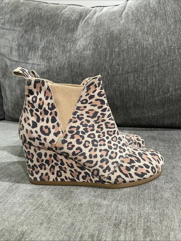 TOMS Kelsey Leopard Print Suede Wedge Ankle Booties Size 7.5 - Image 7