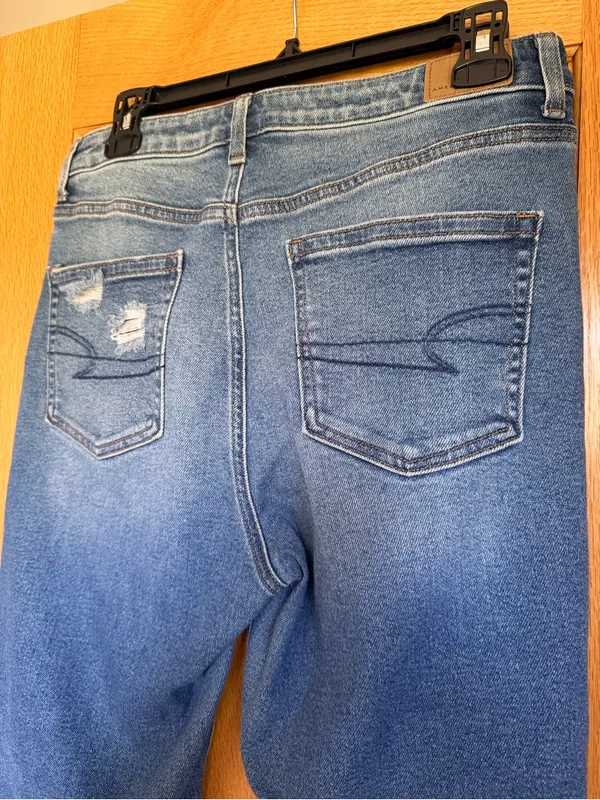American Eagle Distressed Stretch Mom Jeans Raw Frayed Hem Blue Denim Size 8 - Image 4