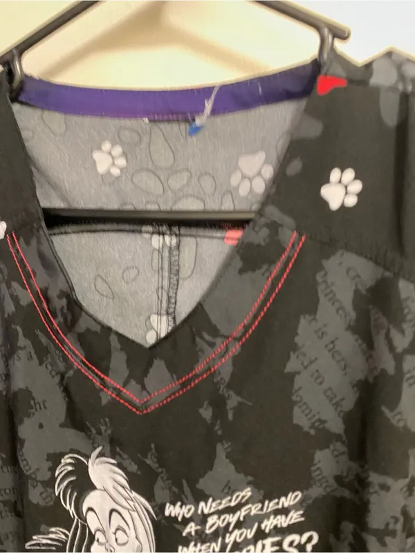 Disney Womens Scrub Top M 38” Black Cruella DeVille Villians 101 Dalmatians - Image 3