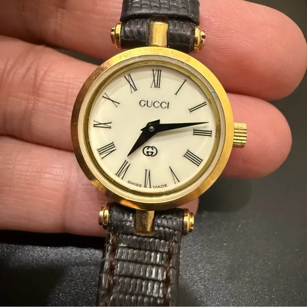 Vintage GUCCI 2000L Sherry Line Ladies Watch NEEDS BATTERY! - Image 3