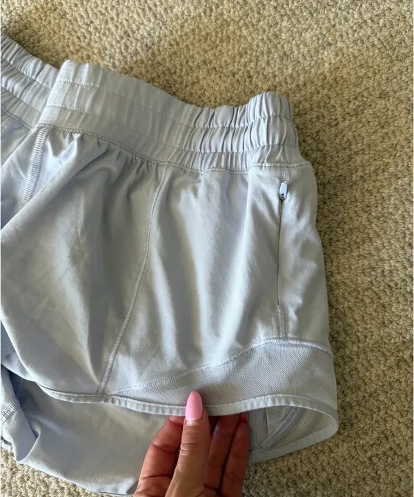 Lululemon Hot Shorts 4" - Image 4