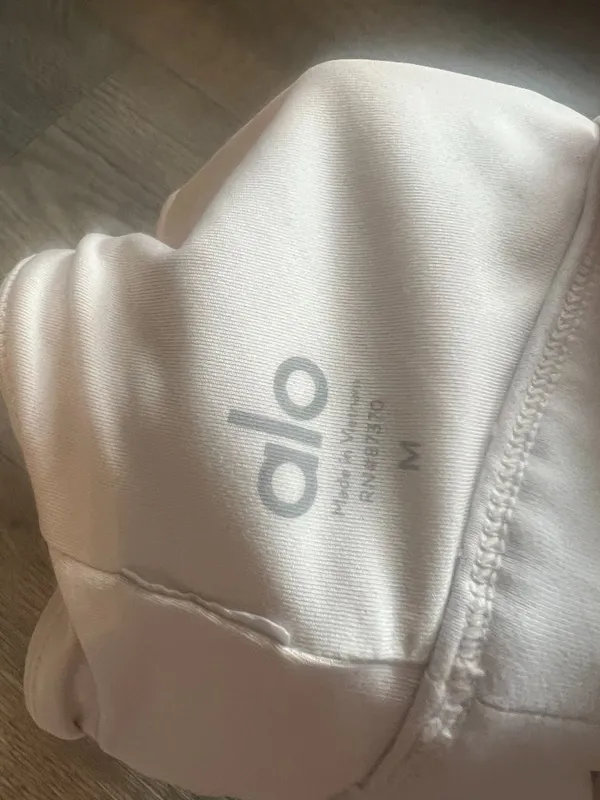 Alo yoga sports bra size M - Image 9