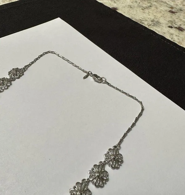 Women’s Pretty Signed Avon Rhinestone Silver Tone Flower Necklace - Image 7