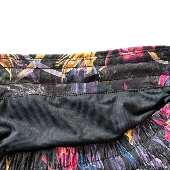Lululemon Women’s 12 Hotty Hot Low-Rise Lined Shorts 4” Black‎ Veiled Floral New - Image 9