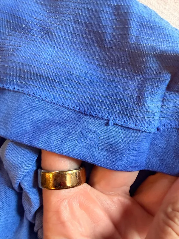 Lululemon blue long sleeve swiftly tech. Waist length. Size 8 - Image 4