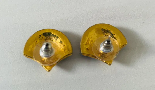 Vintage Seashell/Fan Earrings for Pierced Ears- Black and Gold- Costume Jewelry - Image 2