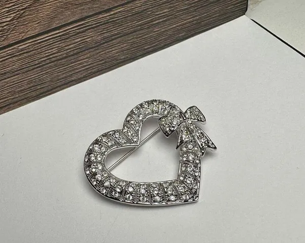 Rhinestone Heart Wreath With Bow Christmas Holiday Brooch Pin Silver Tone NWOT - Image 6