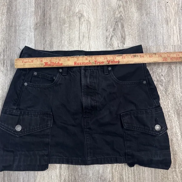 Denim Forum Aritzia The 90s Mid-Rise Cargo Mini Skirt Washed Black Size 26 - Image 6