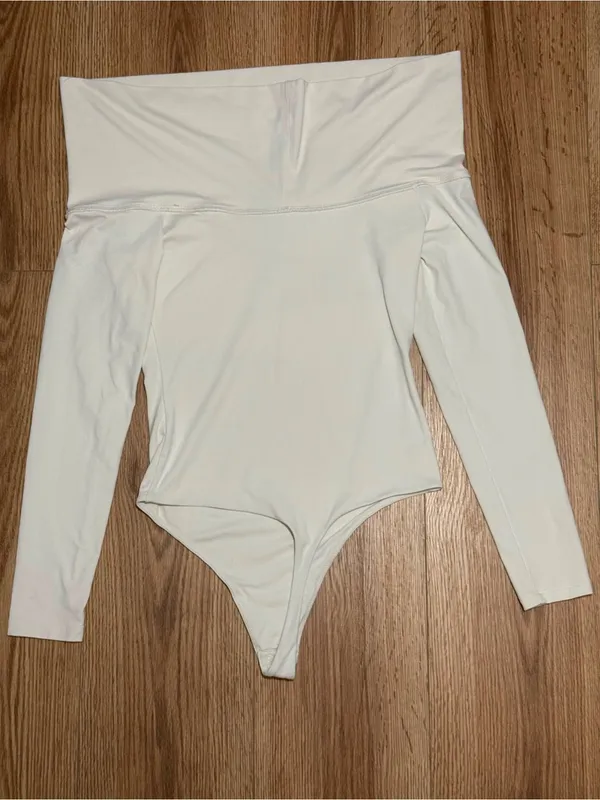 Aritzia Off-Shoulder Long Sleeve Bodysuit in‎ Cream - Image 5