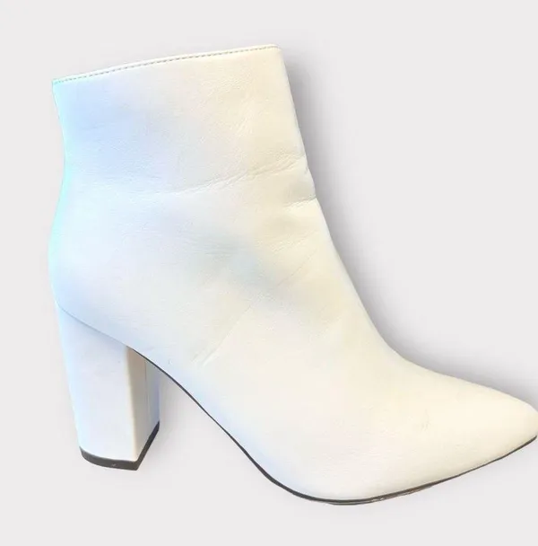 Lulu’s Ottava Heeled Ankle Booties - Image 4