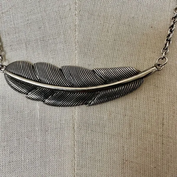 Silver tone feather pendant necklace - Image 3