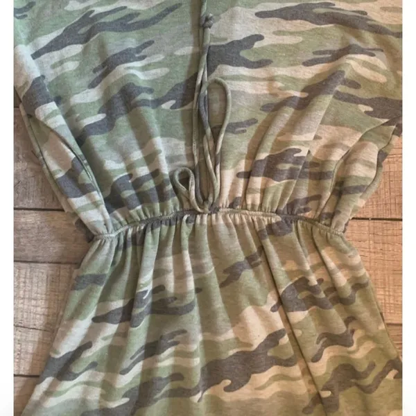 Francesca’s camo print romper Size M - Image 4