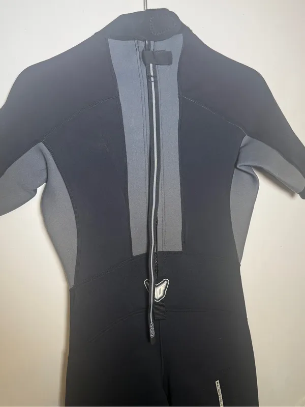 Source Unknown HO Womens size 8 Black & Gray Shorty Wetsuit with Pink Accents - Image 7