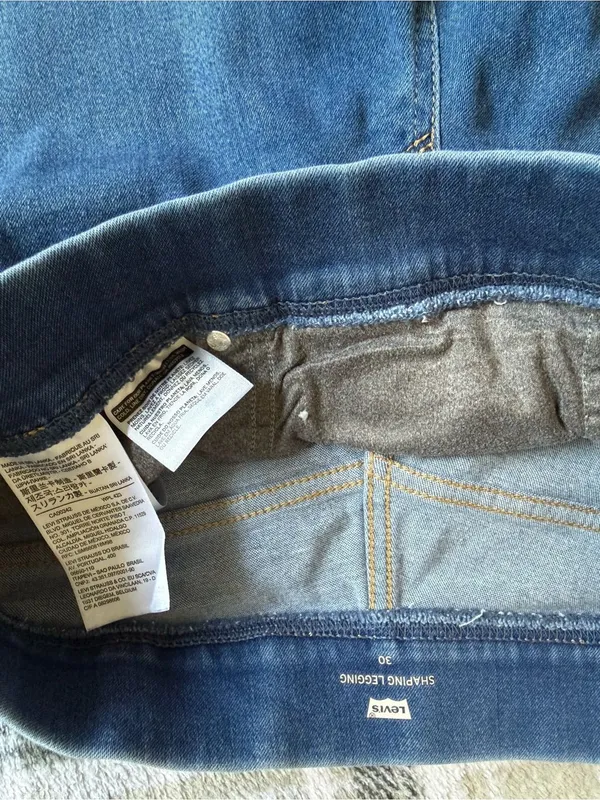Levi's‎ Women's Shaping Legging Jeans in Medium Wash Blue - Image 4