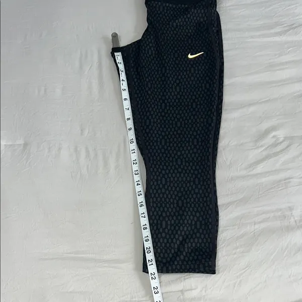 Nike Black Performance Leggings with Textured Pattern‎ Size Medium - Image 6
