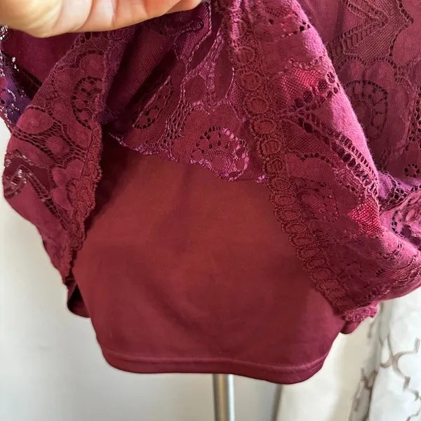 Doe & Rae Burgundy Sleeveless Lace Top Size M - Image 6