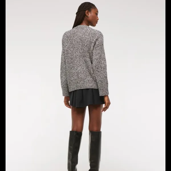 Abercrombie and Fitch- Casual crewneck cardigan with metallic details - Image 3