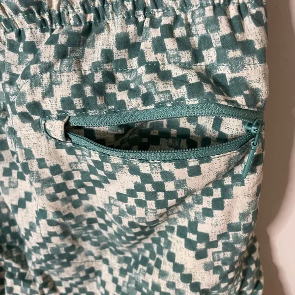 The North Face Green White Athletic Shorts Geometric Logo Medium Excellent Cond - Image 4