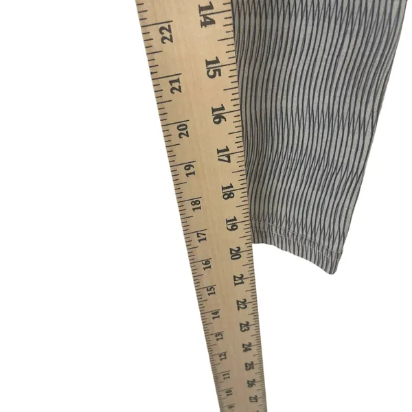 Nike‎ Women's Size Small Gray Printed Workout Activewear Cropped Leggings - Image 10