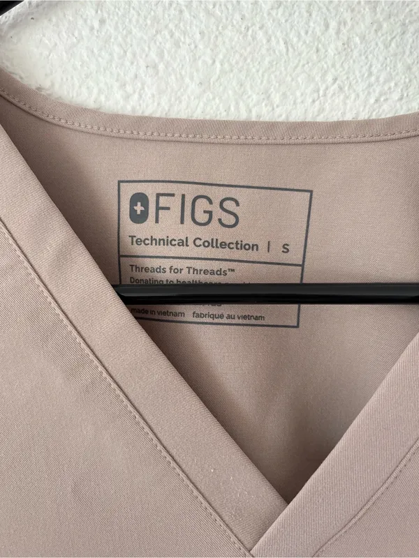 FIGS Catarina Scrub Top in tan sz small - Image 5